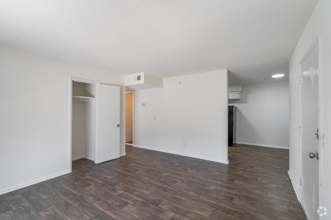 2BR, 1BA - 960SF - Living Room - Ravenwood Hills