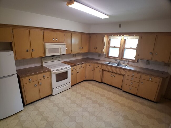 Building Photo - 3+ Bedroom 2 Bath Single Family House in O...