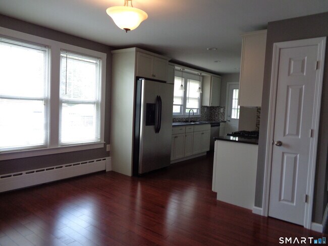 Foto del edificio - 15 Bradley Ave