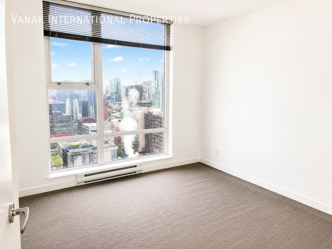Building Photo - 2 Bed + Den + Solarium | 2 Bath | Parking | Spectrum