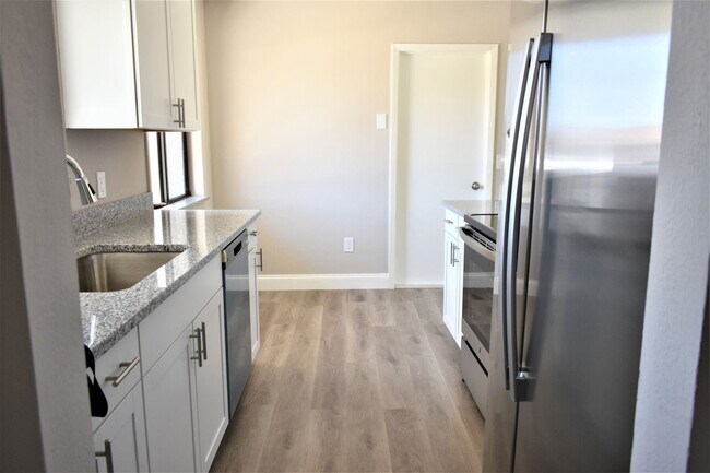 Building Photo - 3 br, 2 bath House - 5032 Chaves Circle