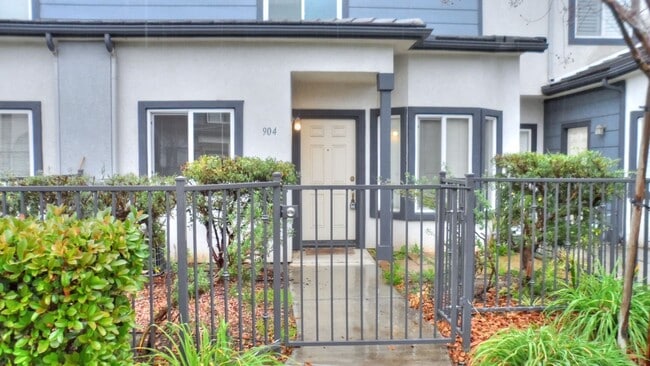 Building Photo - Charming 2 Bed/2 Bath Townhouse In Redlands!