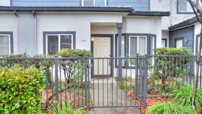 Foto del edificio - Charming 2 Bed/2 Bath Townhouse In Redlands!