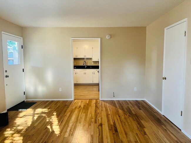 Building Photo - Discover Your New Home in the Heart of the Desirable Sellwood Neighborhood!  Water/Sewer/Garbage ...