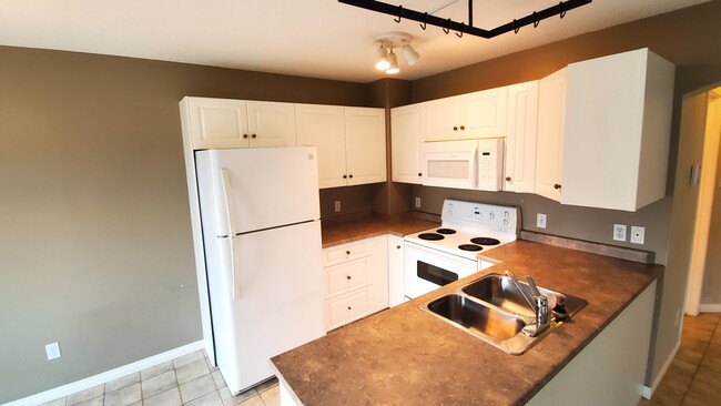 Building Photo - 916-911 11 St