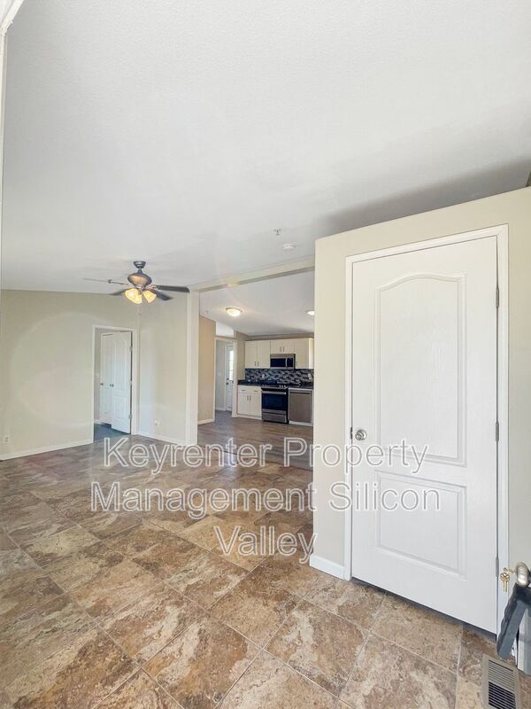 Foto del edificio - 15928 Foothill Ave