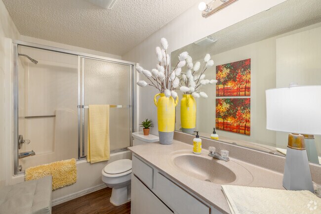 2 habitaciones, 1 baño - 700 pies cuadrados - Baño - Salem Park