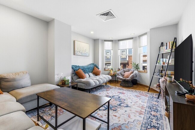 Foto del edificio - 419 E 3rd St