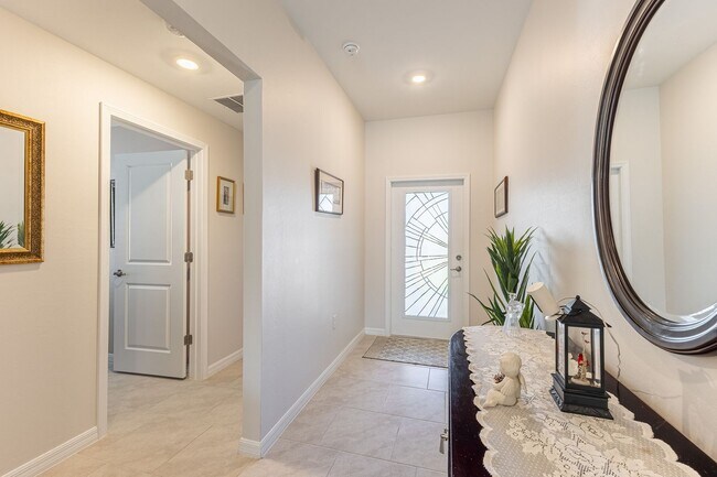 Foto del edificio - Move-In Ready 4-Bedroom Home with Modern Furnishings in Rotonda West