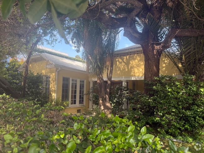 Building Photo - 2306 Beachwood Dr