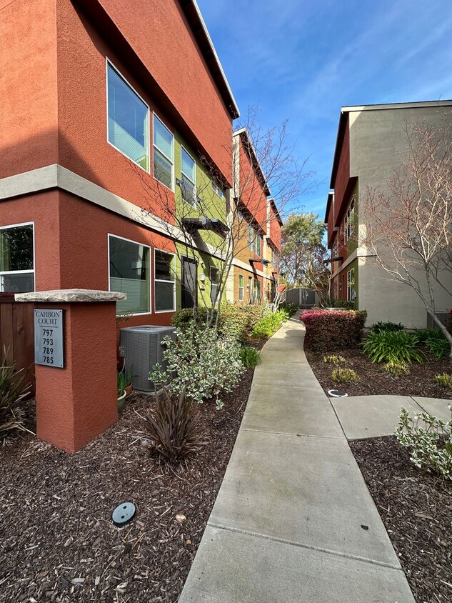 Modern 2-Story with Loft near Sutter Health Park - Modern 2-Story with Loft near Sutter Health Park