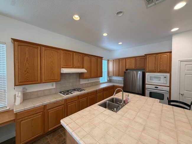 Building Photo - 4 bed | 3 bath | 2578 SF | 3 Car Garage | Single Story | Tenant pays $175 monthly for WS&G