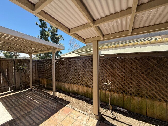 Foto del edificio - Serene 2BD/2BA End Unit Condo in Carmel Valley with Built-in BBQ, Community Pool & Detached Garage