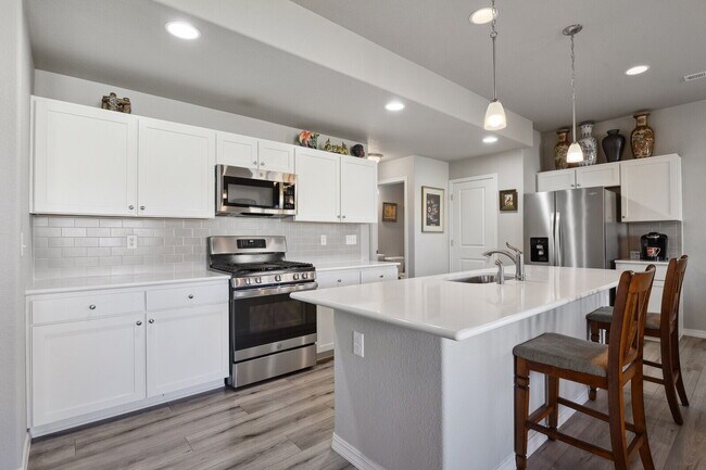 Foto del edificio - Modern 3-Bedroom Home for Rent in Chapel H...