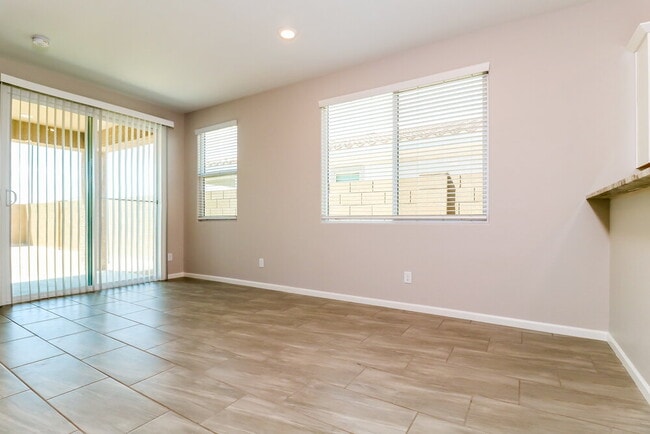 Foto del edificio - 20251 W Buchanan St