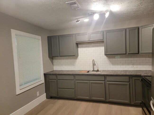 Foto del edificio - Accepting  DeKalb Housing Choice & HUD /VA...