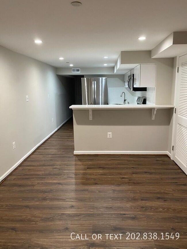 Building Photo - Spacious 2-Bedroom Basement Unit with Wash...