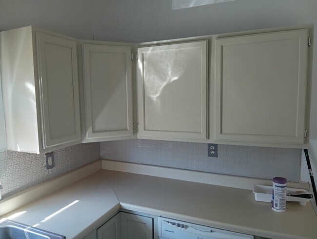 Foto del edificio - **Cranston Three Bed Single Family - $2,495**