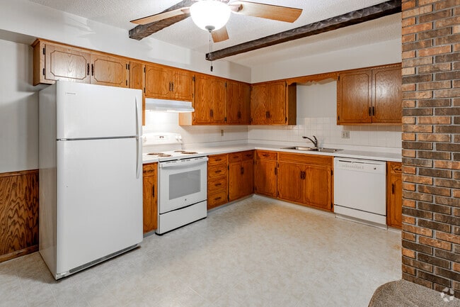 2BR, 1BA - 900SF - Kitchen - Oak Hill Estates