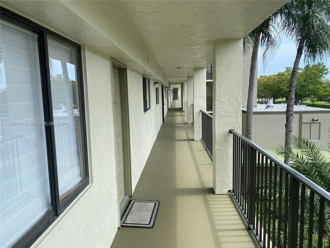 Foto del edificio - 2205 S Cypress Bend Dr