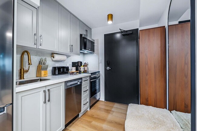 Building Photo - 168 McCaul St