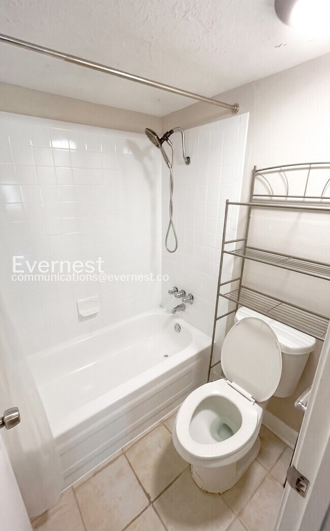 Foto del edificio - 1 Bed/1 Bath Condo with Modern Amenities / Pet-Friendly / Available Soon!