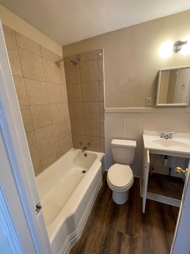 Building Photo - Charming 1-Bedroom Duplex in Wichita - Don...