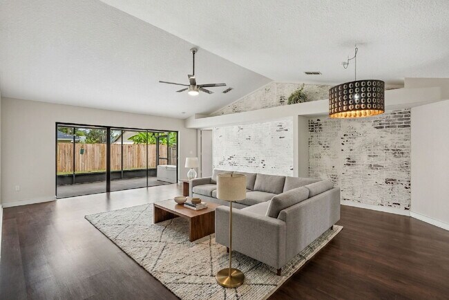 Foto del edificio - Charming 3-Bedroom Home in Desirable Oviedo!