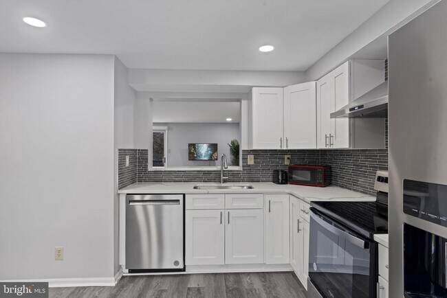 Building Photo - 70 Dorchester Cir