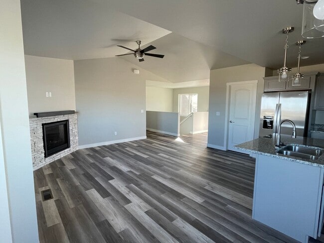 Foto del edificio - Newer 4 Bed, 3 Bath, 3 Car Garage Home for Rent