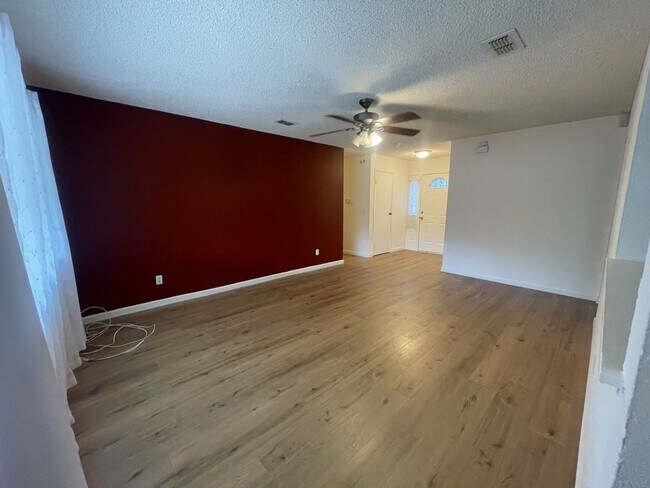 Foto del edificio - Beautiful 4 bedroom 2 bath Home