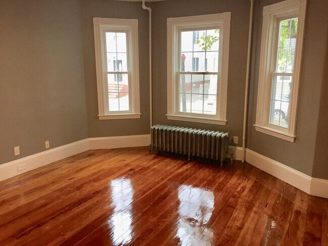 Foto del edificio - 671 E 8th St