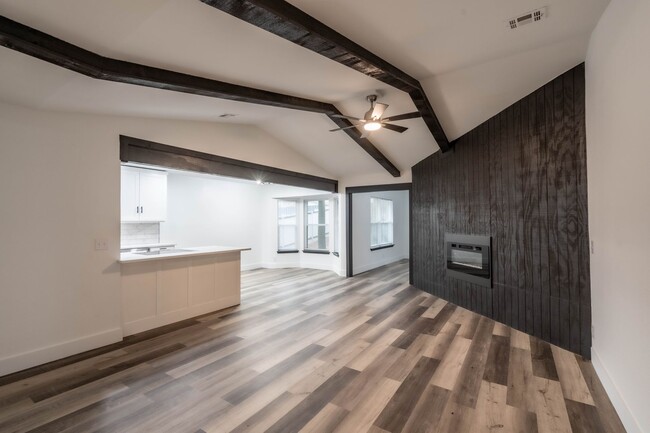 Building Photo - New Appliances, Updated Kitchen!