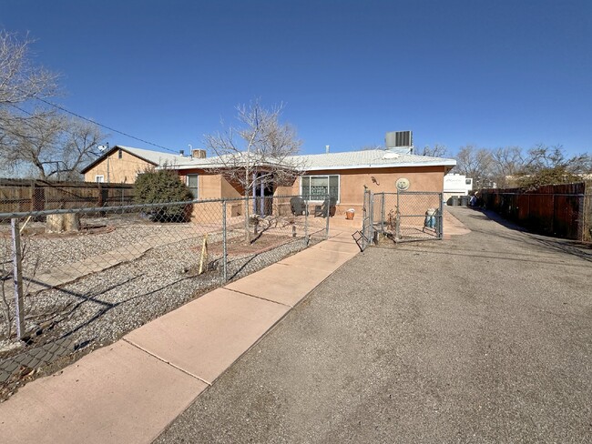 Building Photo - Great Duplex in the Vinyard Area of ABQ!