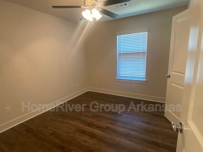 Building Photo - 1309 Valley Dr
