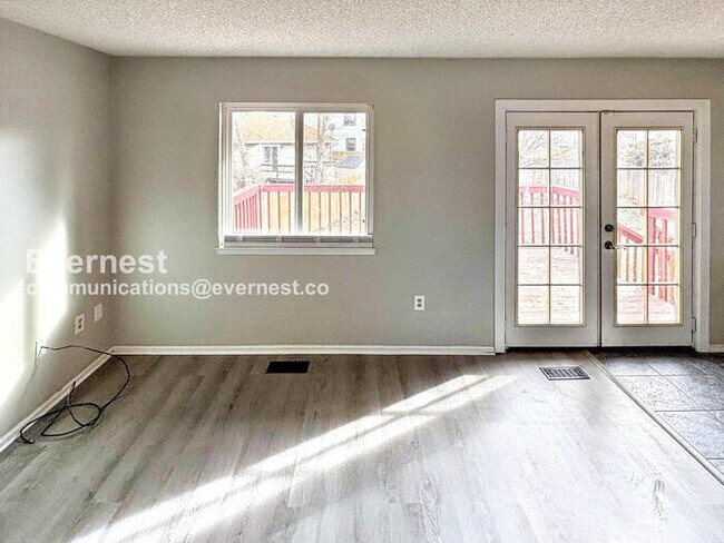 Foto del edificio - 4 Bed/2 Bath Home with Fenced Yard & Garage / Available Now!