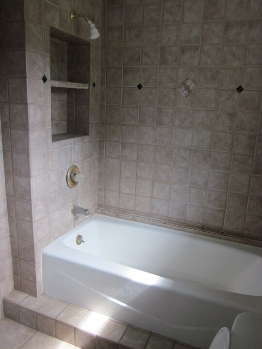 Building Photo - Great Two Bed/One Bath in Duckpond Area Cl...