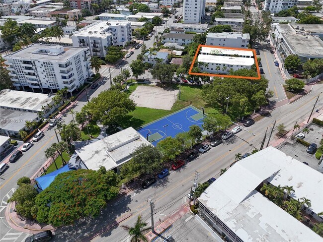 Foto del edificio - 7945 Carlyle Ave