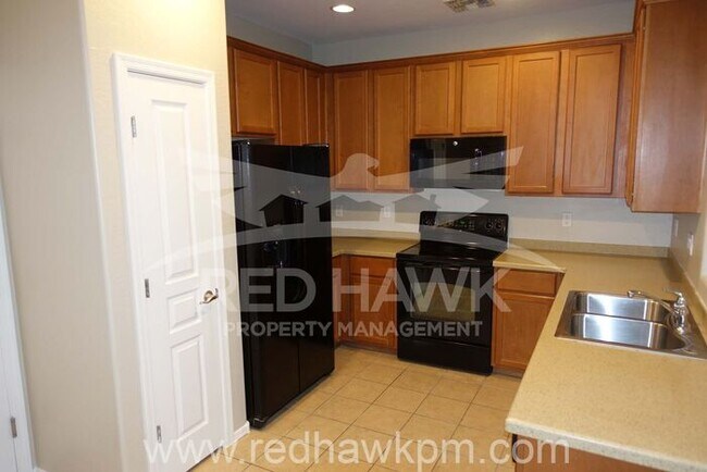 Building Photo - Freshly Painted 3 Bedroom, 2.5 Bathroom Gi...
