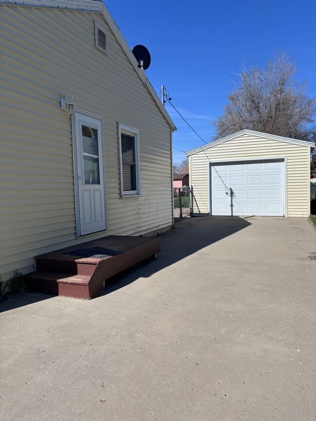Building Photo - House- NW