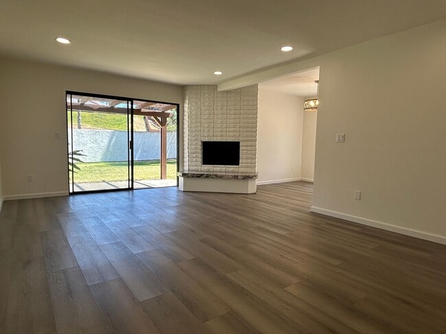 Building Photo - Spacious Newly Remodeled Townhome in Bonsa...