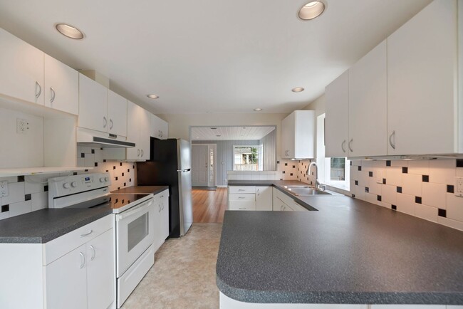 Building Photo - Short term Rental 6 month lease term only