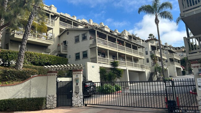 Building Photo - Top-Floor Old Town Gem with Stunning Views...