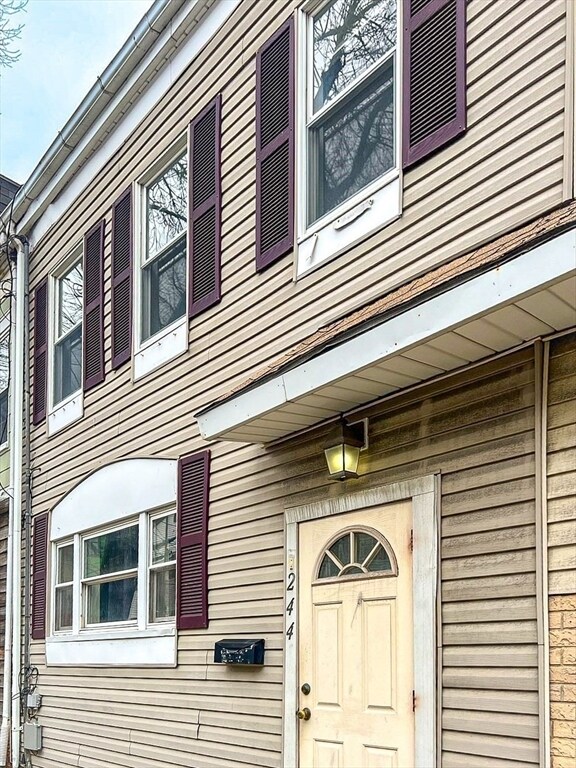 Foto del edificio - 244 Everett St