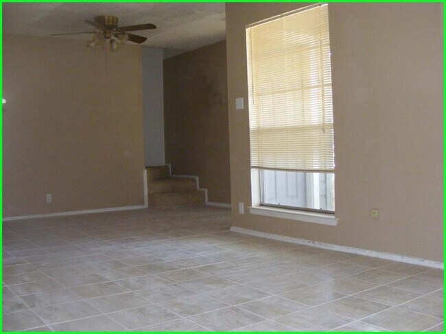 Foto del edificio - 9003 Sparkling Creek Dr