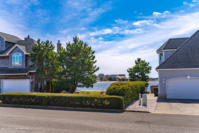 Building Photo - 361 Roberts Ave