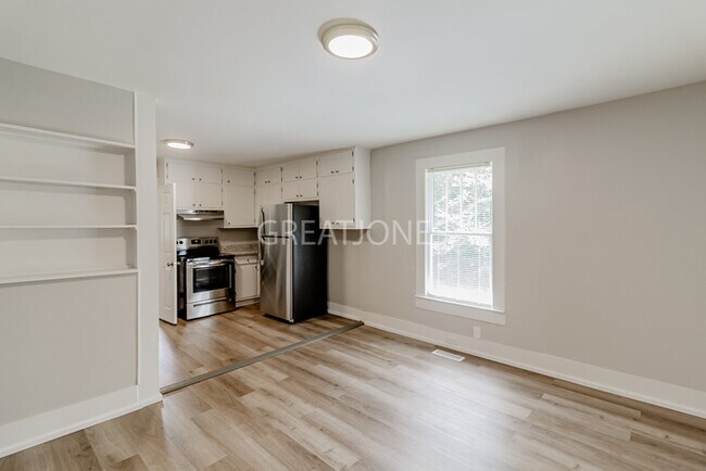 Building Photo - NOW OFFERING 1/2 MONTH FREE WITH A SIGNED ...