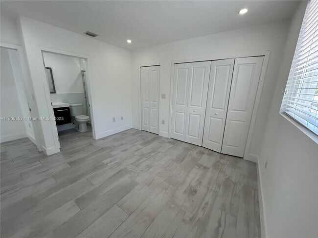 Building Photo - 3823 Thomas Ave