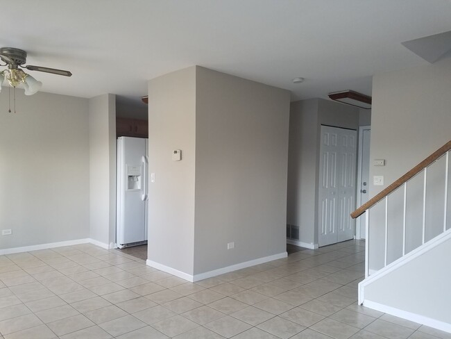 Building Photo - Carol Stream Townhome with Three Bedrooms ...