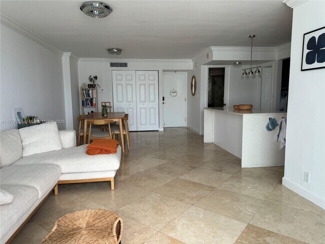 Building Photo - 2655 Collins Ave